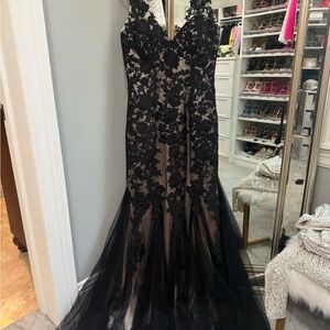 Elegant Black Lace Evening Gown